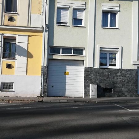 Viola Family Apartman Free Parking Pécs Extérieur photo