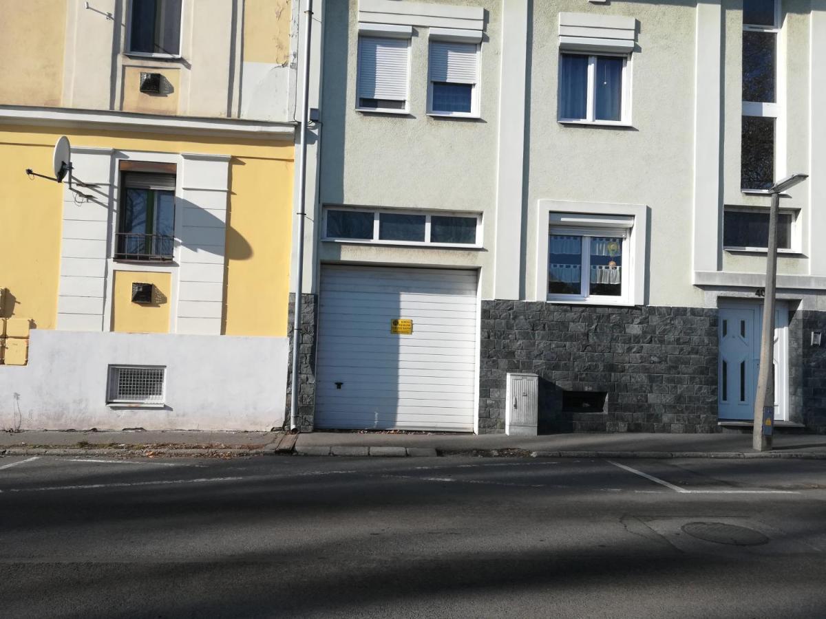Viola Family Apartman Free Parking Pécs Extérieur photo
