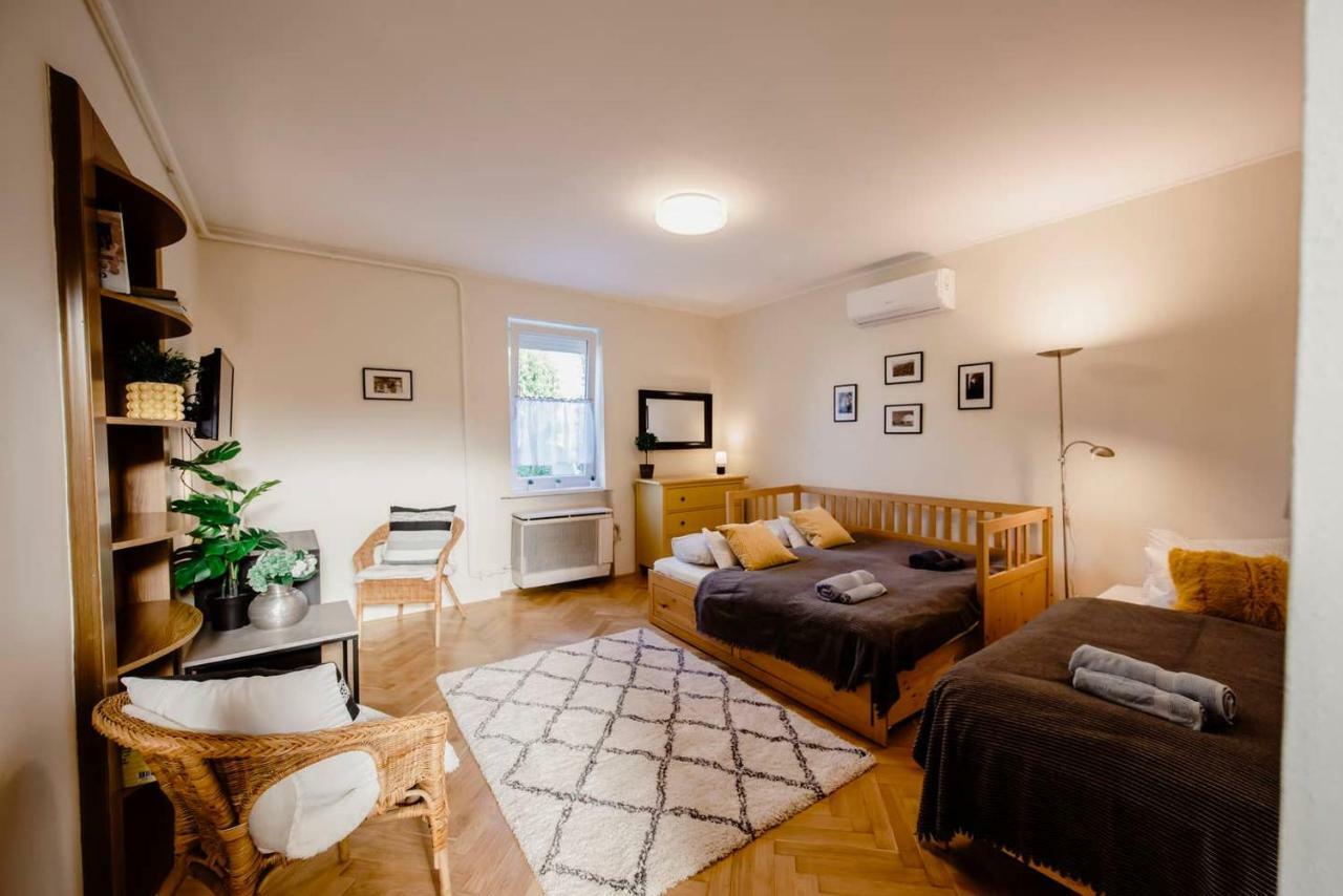 Viola Family Apartman Free Parking Pécs Extérieur photo