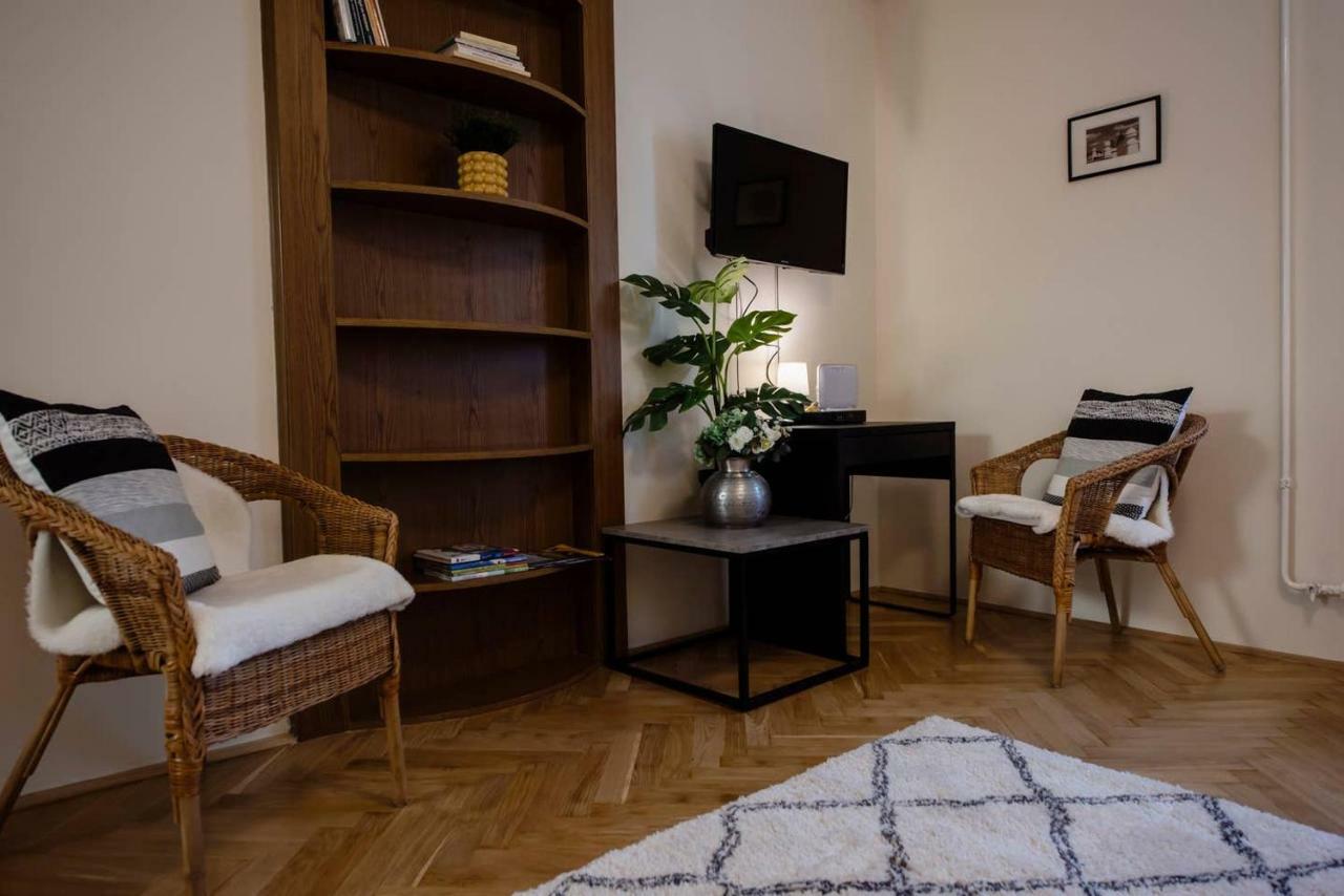 Viola Family Apartman Free Parking Pécs Extérieur photo