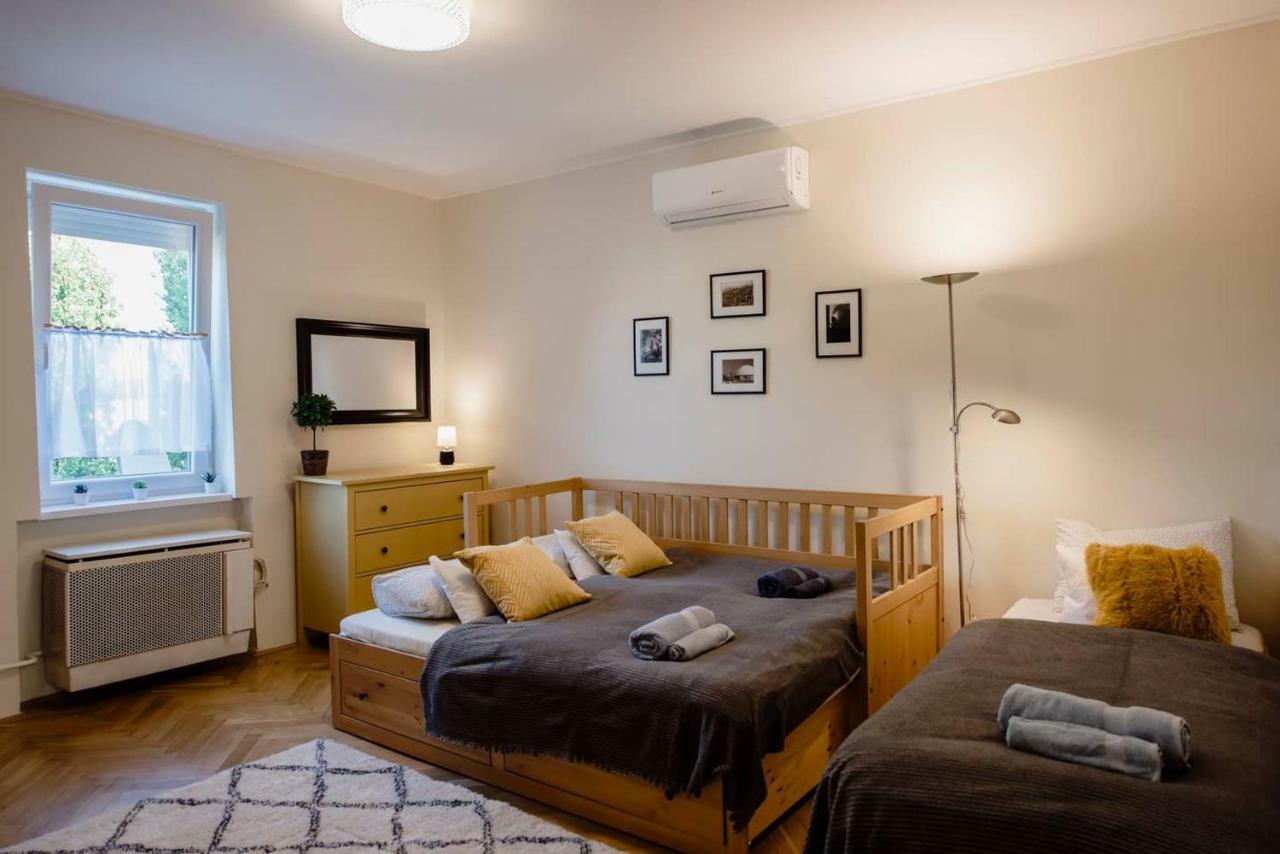 Viola Family Apartman Free Parking Pécs Extérieur photo